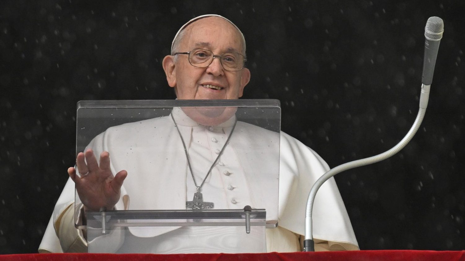 Il Papa: in un mondo sempre più virtuale, prendiamoci cura degli altri con gesti concreti