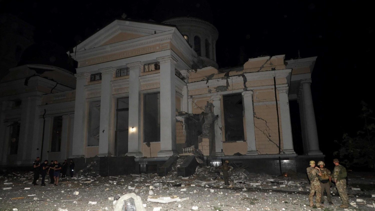 Tra i Giardini Vaticani in preghiera con Maria per la pace nel mondo