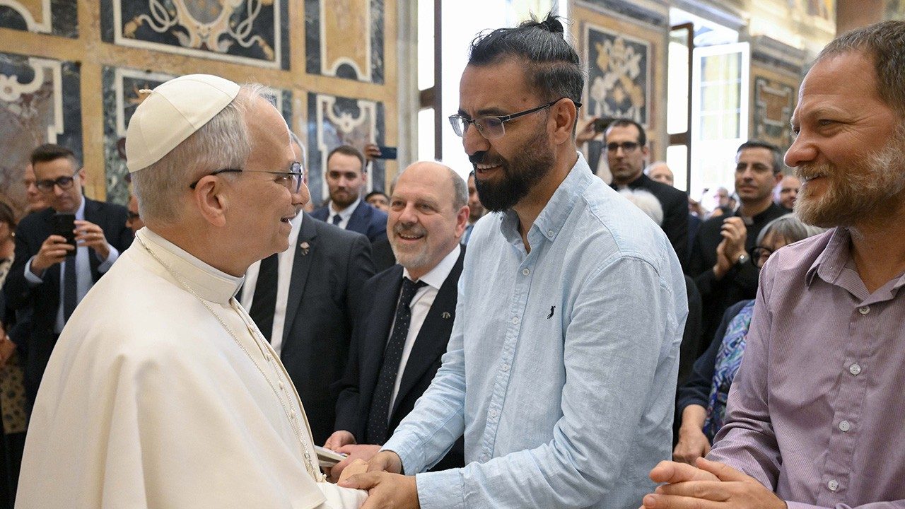 Rosario nei Giardini Vaticani, Leone XIV: la nostra vita sia sequela di Gesù, insieme a Maria