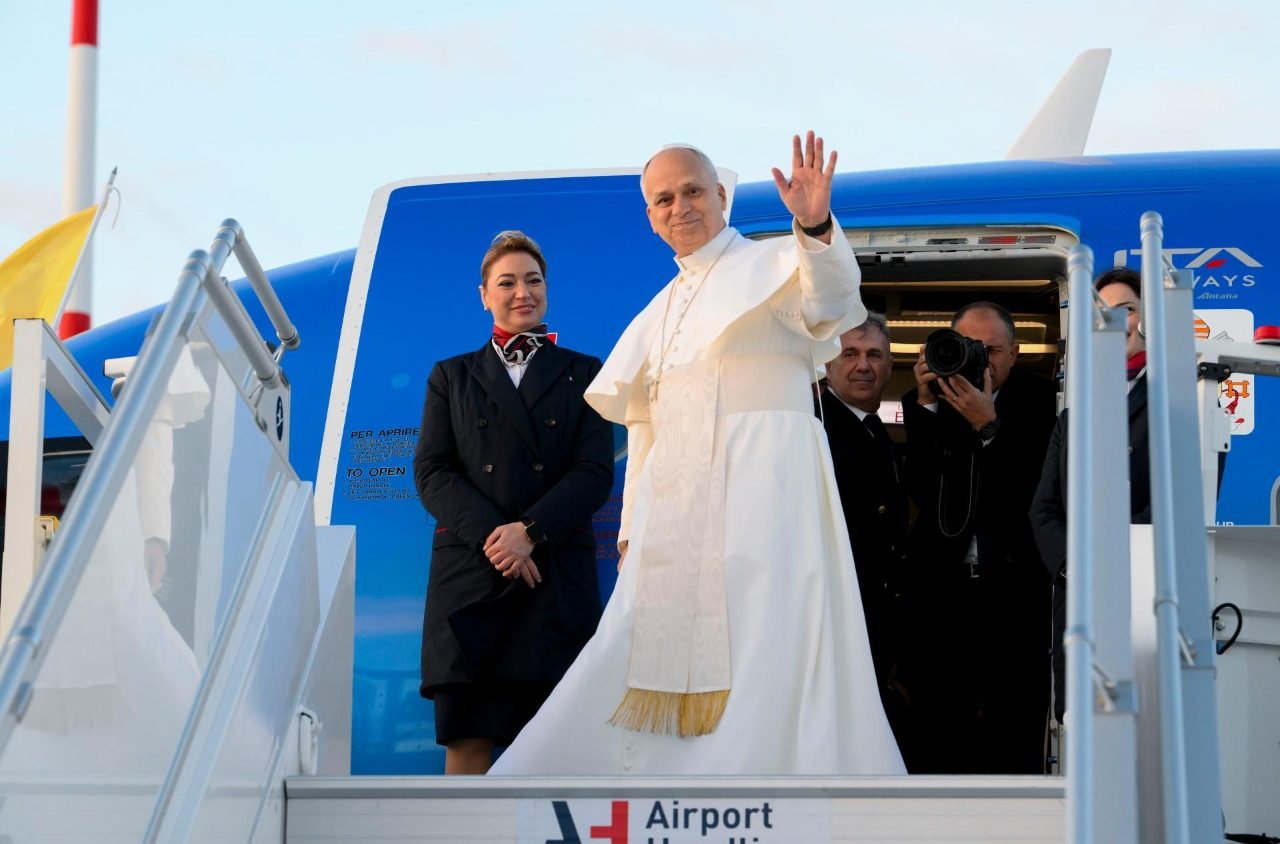 Il Papa in aereo verso la Türkiye: “Questo viaggio è un messaggio di unità. Promuoviamo la pace”