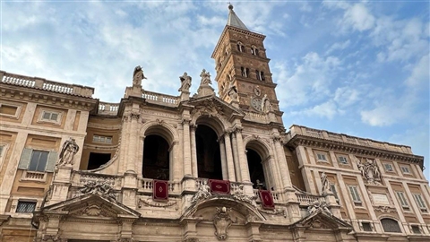 L’addio a Francesco e quelle pagine di Vangelo accarezzate dal vento