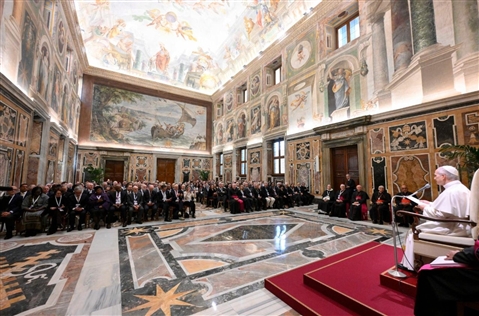 Il Papa: la salute in pericolo per le guerre, il più assurdo attentato contro la vita