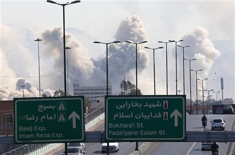 Medio Oriente, proseguono gli attacchi aerei in Iran. Centinaia le vittime