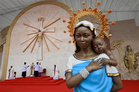 Il Papa a Malabo: una Chiesa gioiosa nell’annuncio della Parola, “pane buono per tutti"