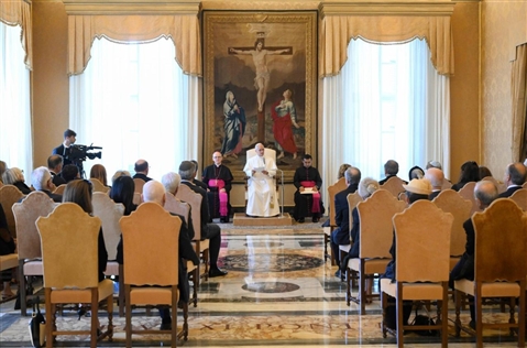Il Papa: il servizio ai poveri rinnova la società, il mondo ha bisogno di pace