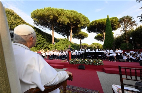Il Papa: come ruscello che porta fino alla sua sorgente, la musica ci conduce a Dio