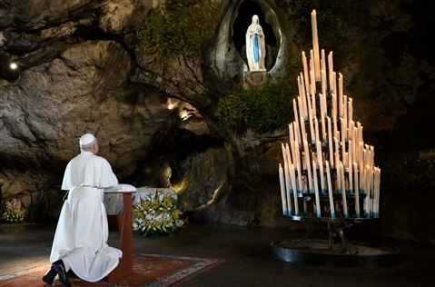 Il Papa prega a Lourdes per la Francia: promuova la pace, bandire odio e violenza